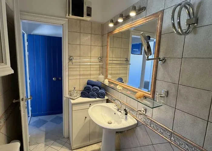 Scenic Stylish 2 Bd House Facing The Sea Vakantiehuis